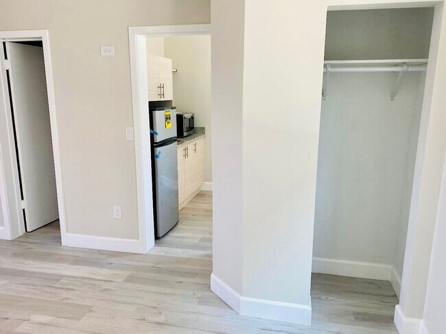 Building Photo - Spacious Studio Apartment Available in the Heart of La Jolla!