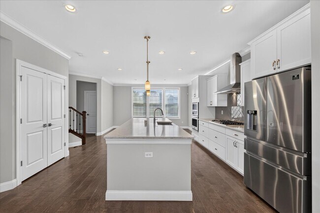 Building Photo - 8013 Central Park Dr