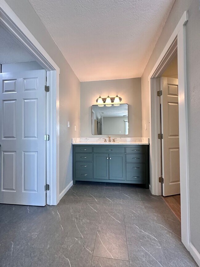 Building Photo - 2120 La Veta Dr
