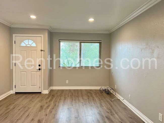 Building Photo - Escondido, 1463-E N Broadway, Wood Floors,...