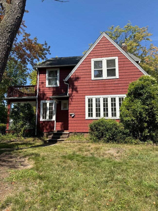 Primary Photo - Bright modern home with large back yard!