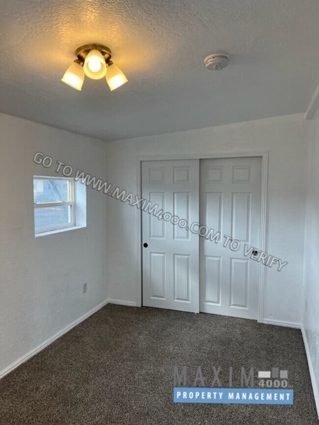 Building Photo - 506 W Ute Ave