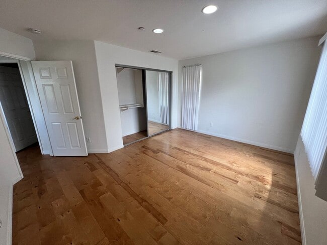Building Photo - $4,500 - 4 Bed 2.5 Bath House located in G...