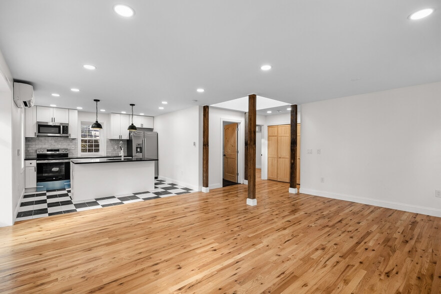 Building Photo - 131 W Walnut Ln