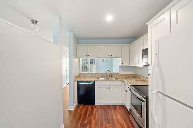 Building Photo - Close to UNC - 2 bedroom available now!