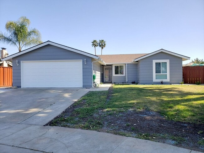 Building Photo - 4 Bed 2 Bath with Beautiful Large Yard!!