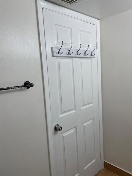 Building Photo - 570 S Park Rd