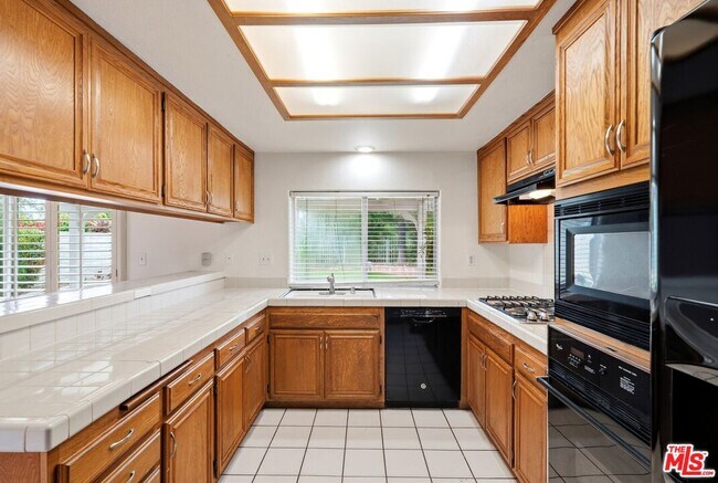 Building Photo - 25842 Browning Pl