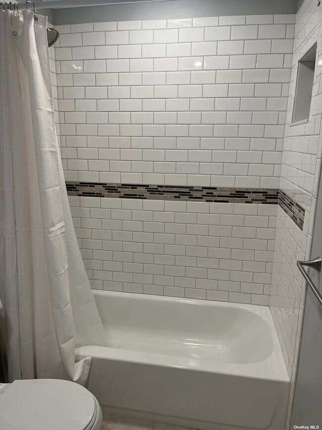 Building Photo - 67 Unqua Rd