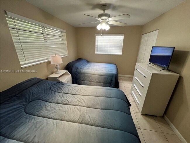 Building Photo - 4731 SW 25th Ave