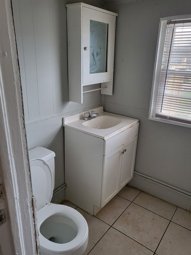 Building Photo - Flow through house with washer dryer hook up and off street parking