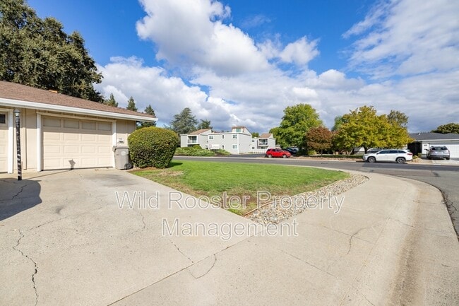 Building Photo - 7256 S Land Park Dr