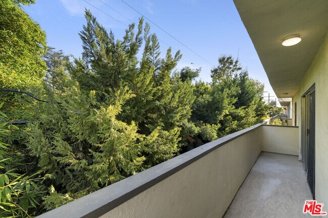 Building Photo - 13046 Moorpark St