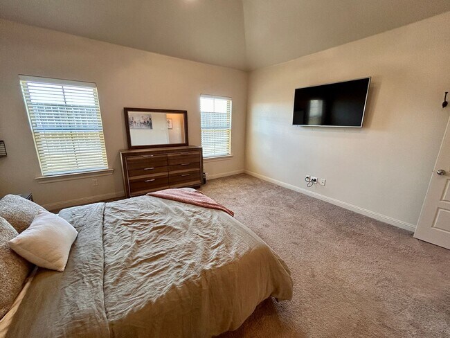 Building Photo - 3 Bed 2 Bath Mid Term Rental