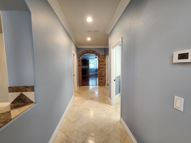 Building Photo - Entertainers Delight with minutes of shopping and restaurants