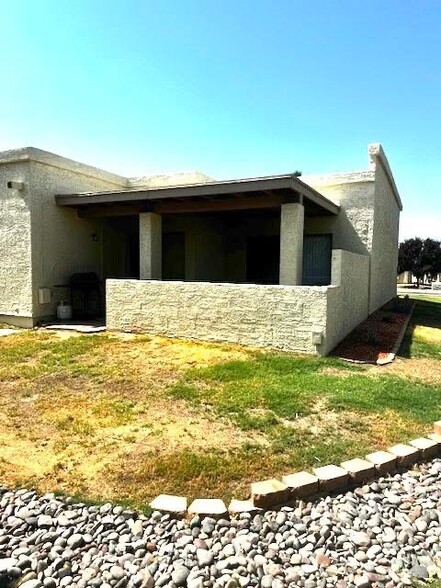 Privately enclosed shady dining patio - 607 S 79th Way