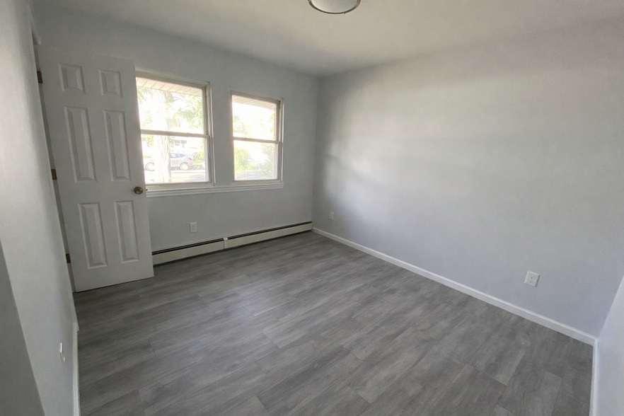 Building Photo - 2 Roland Rd