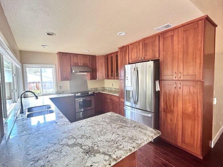 Building Photo - 516 Webster Dr