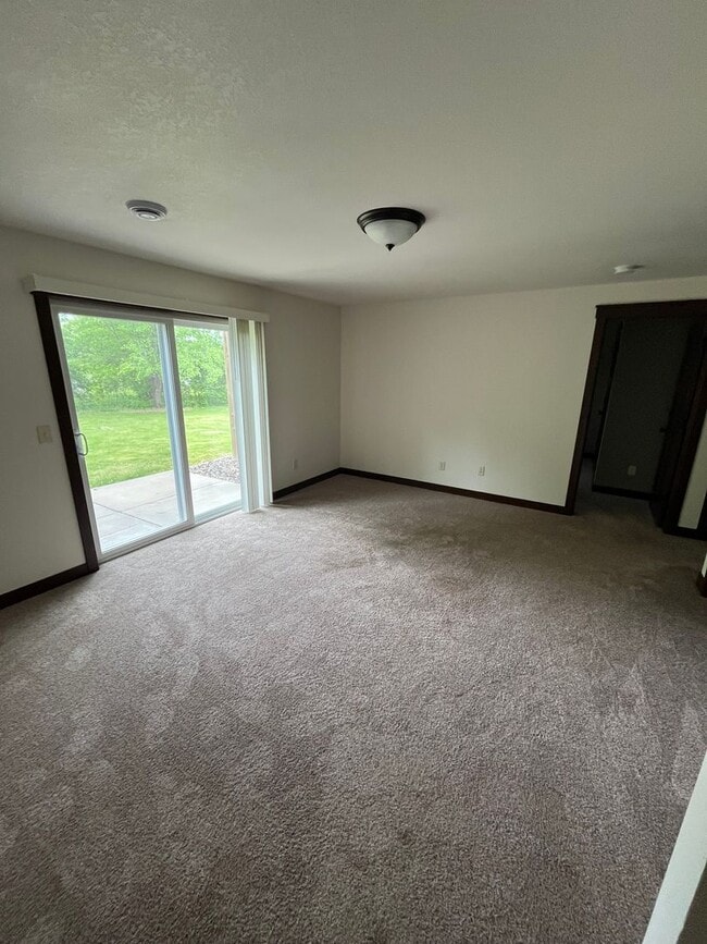 Building Photo - 3302 White Oak Ln