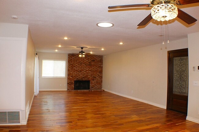 Building Photo - Stunning 3 bed, 2 bath Townhome for Rent.