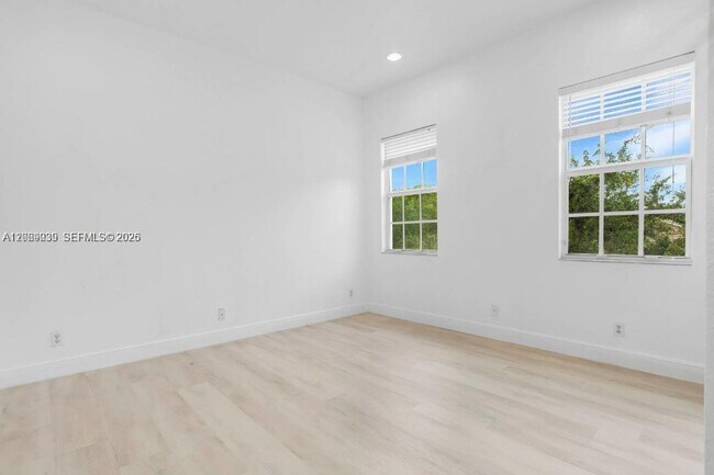 Building Photo - 4762 Lakeside Terrace