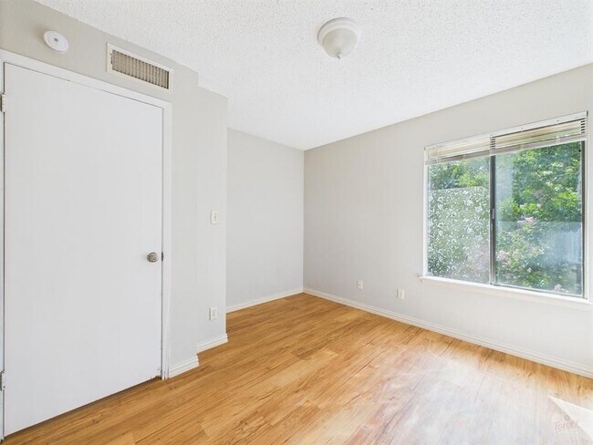 Building Photo - 9520 Quail Village Ln
