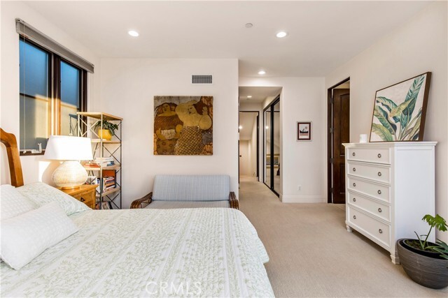 Building Photo - 320 33rd St