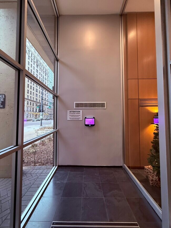 Building Photo - 3033 N Sheridan Rd