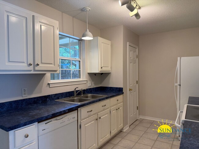 Building Photo - Great 3 Bedroom Home in Fort Walton Beach!