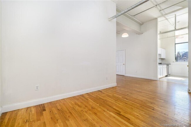 Building Photo - 390 Charles St