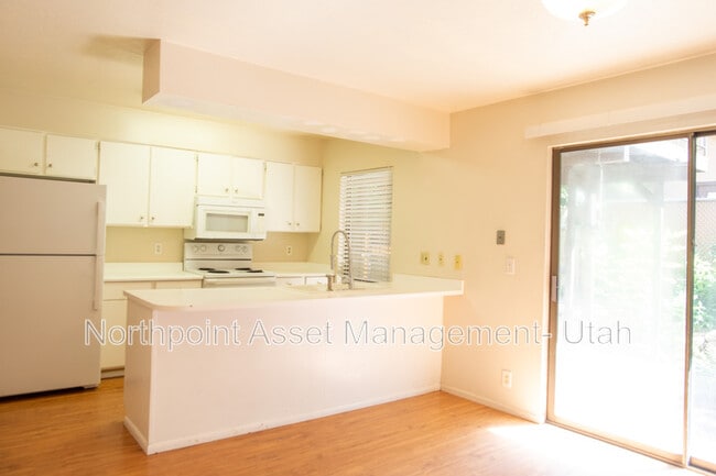 Building Photo - 3465 S Highland Dr