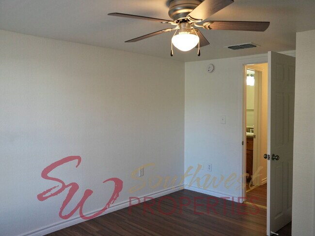 Building Photo - Good looking 3 bedroom 2 bath with huge yard!