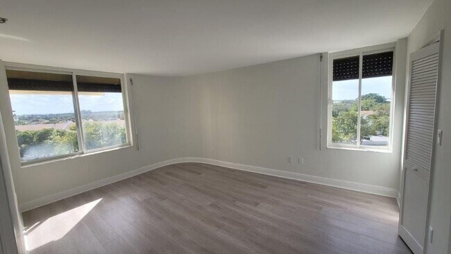 Building Photo - 2480 Presidential Way