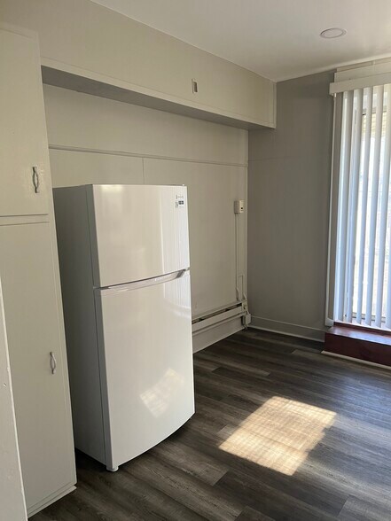 Full-Size Appliances | Eat-In Kitchen - 1521 S Broad St