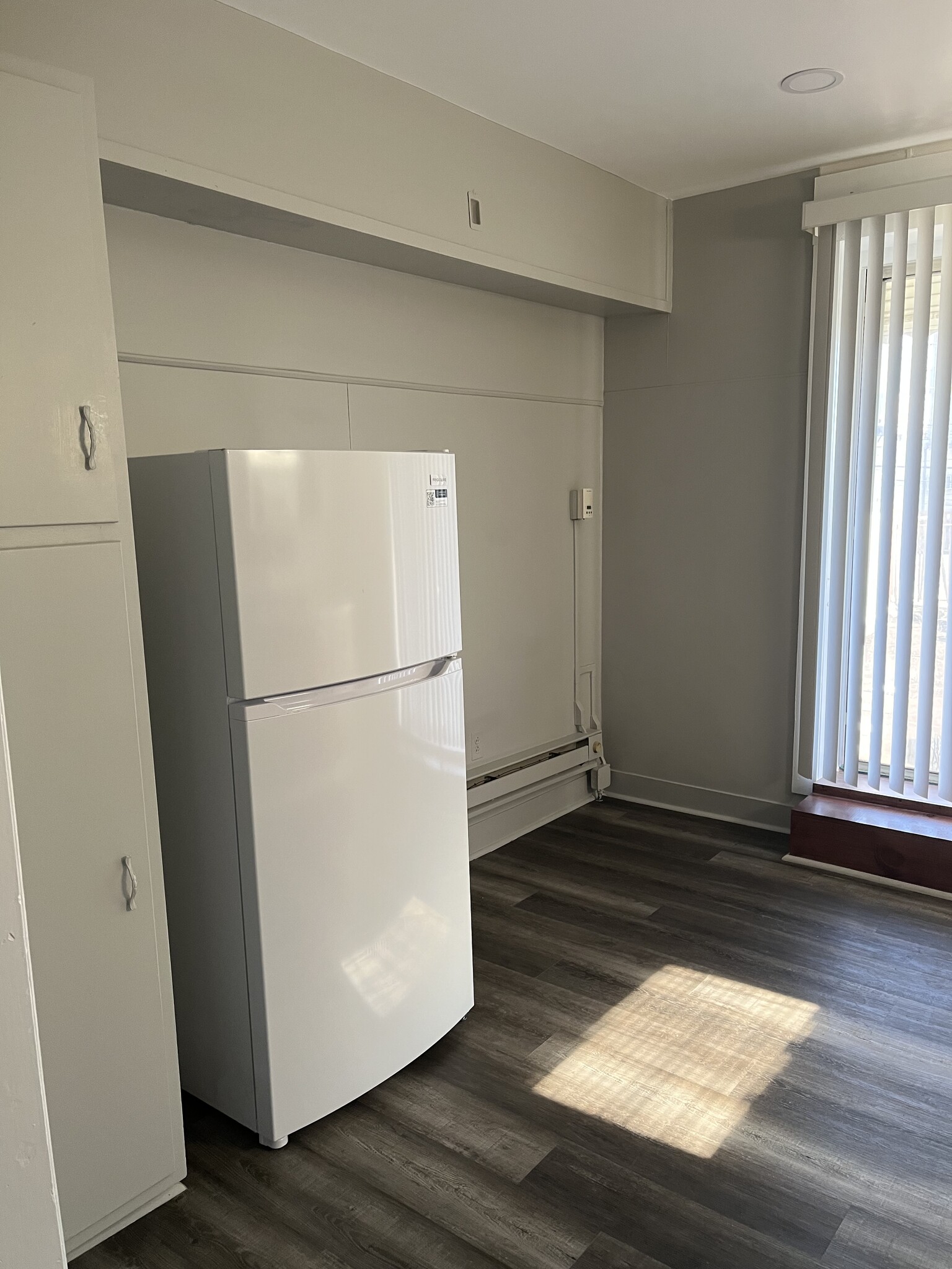 Full-Size Appliances | Eat-In Kitchen - 1521 S Broad St