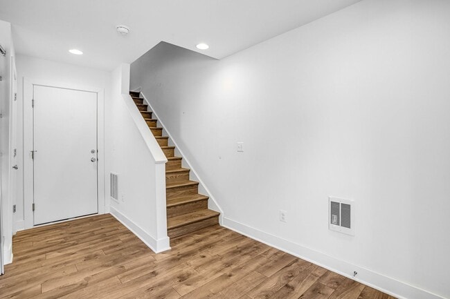 Building Photo - Spacious 4-level Home| 3 bedrooms + Garage parking!