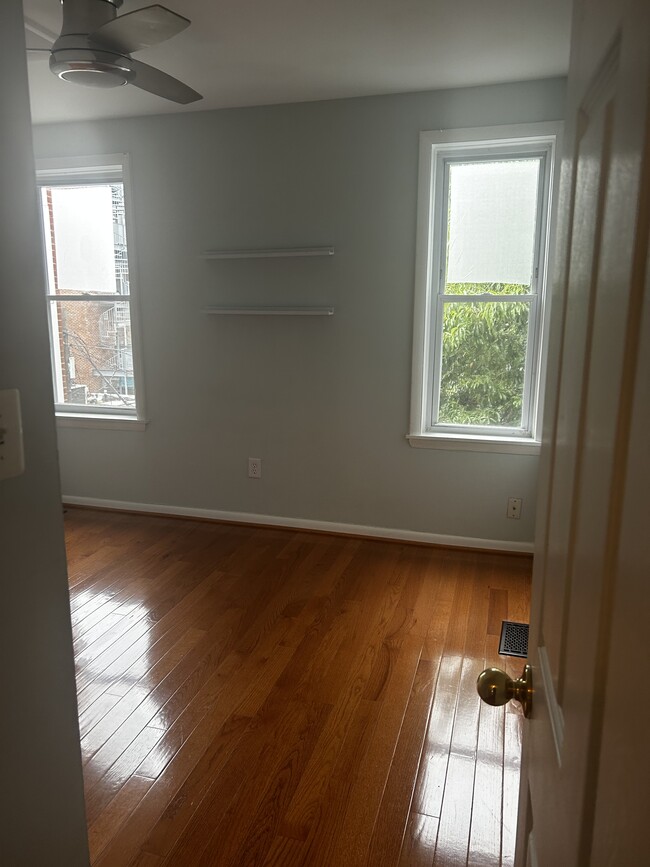 Building Photo - 814 5th St NE