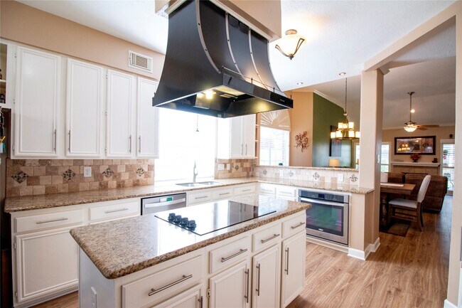 Building Photo - 7911 Hidden Oaks Ln