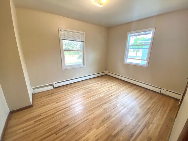 Building Photo - 4 Bed 2 Bath Home!