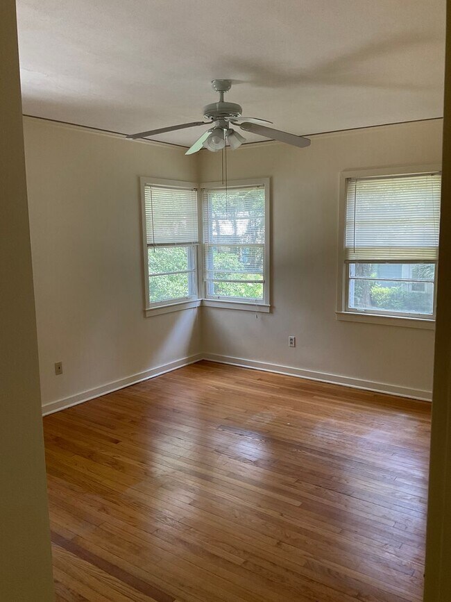 Building Photo - Great Home within Walking Distance to Campus.