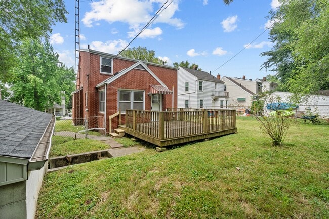 Building Photo - 2024 Southmoor Dr