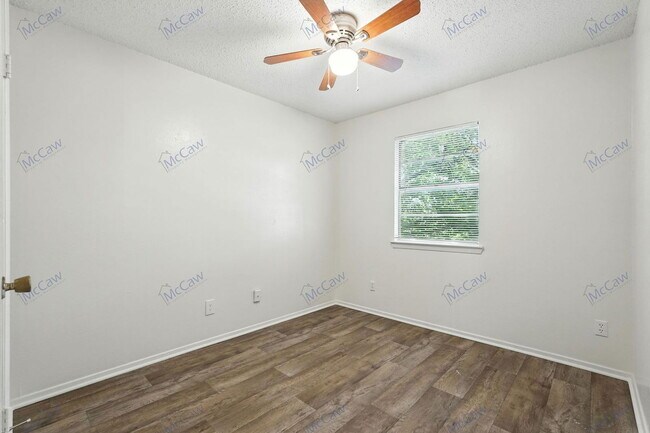 Building Photo - 326 Candlewood Ln