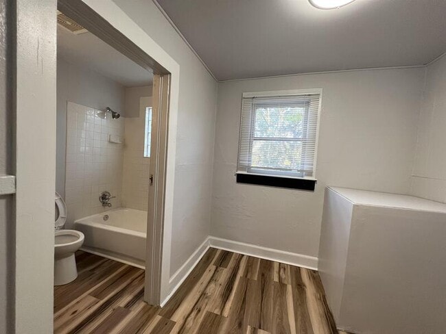 Building Photo - 1525 Landon Ave