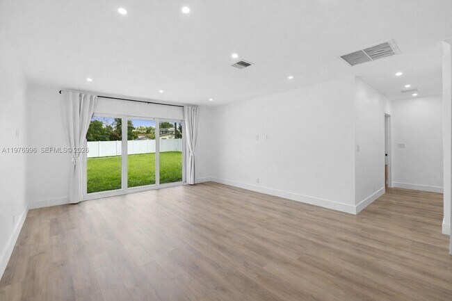 Building Photo - 461 SW 1st St