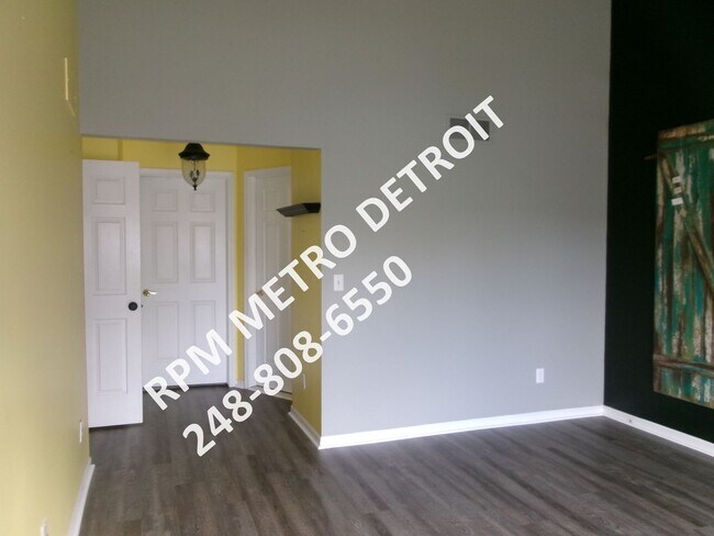 Building Photo - SPACIOUS HOME IN BROWNSTOWN
