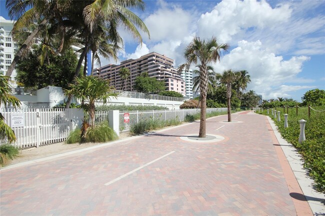 Building Photo - 5161 Collins Ave