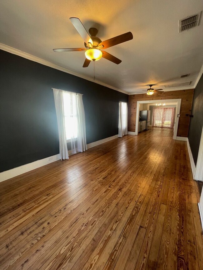 Building Photo - Woodlawn Gem!!