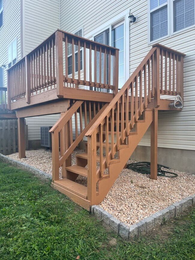 Building Photo - End Unit Townhouse in Brennan Estates- 2 Bedrooms with a bonus space