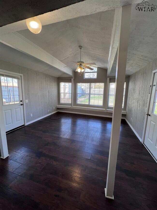 Building Photo - 5110 Jamaica Dr