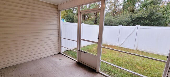 Building Photo - Two Bedroom Two and Half Bath Townhome